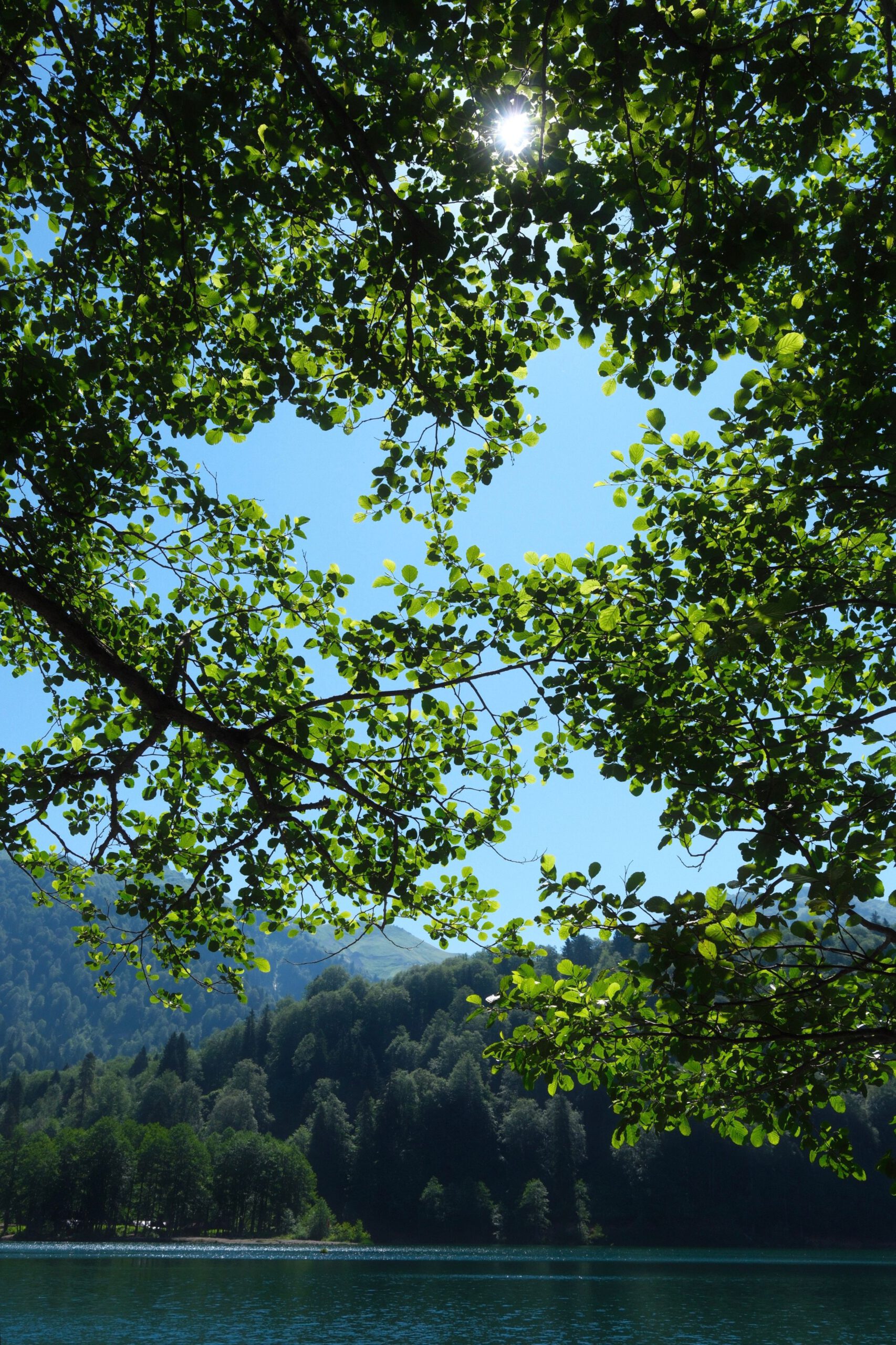 Bergsee mit Sonne als Symbol für Ruhe, Traumaverarbeitung und Nervensystem-Integration in der Praxis Anja Lang München